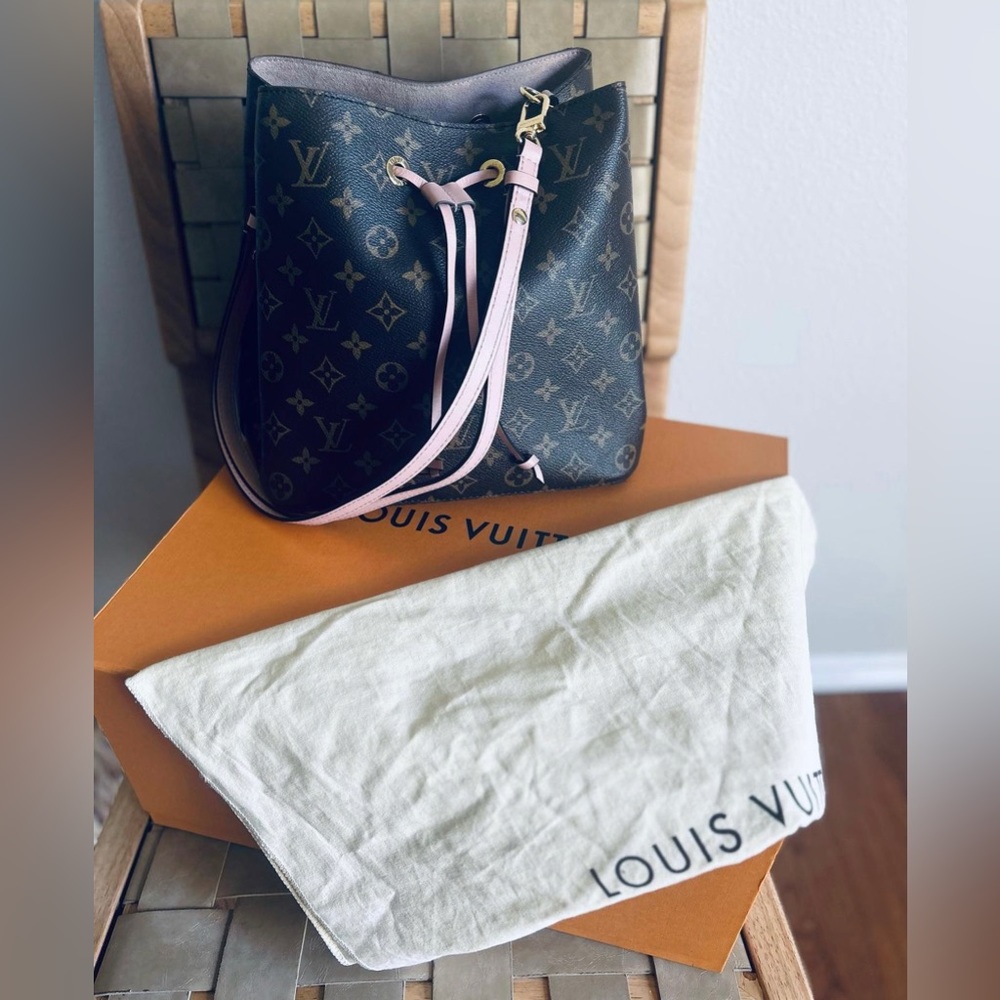 Louis Vuitton monogram Nèo Noé with the rose interior